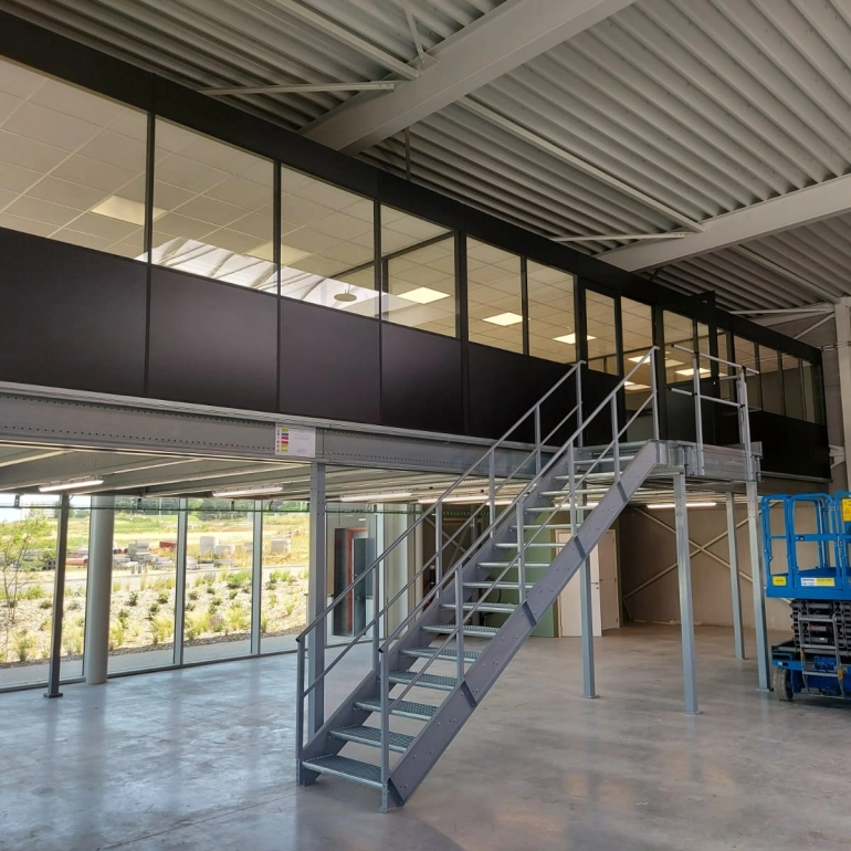 Partition Wall and Office Cabin: Two Projects, Tailor-Made Solutions